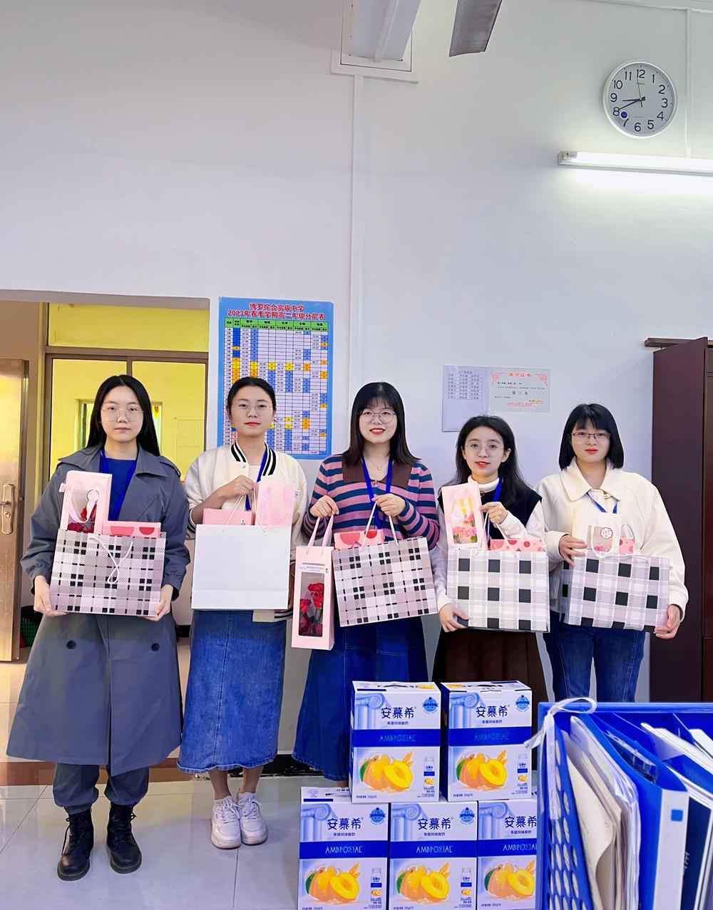 庆“三八女神节”活动礼物照片(2).jpg